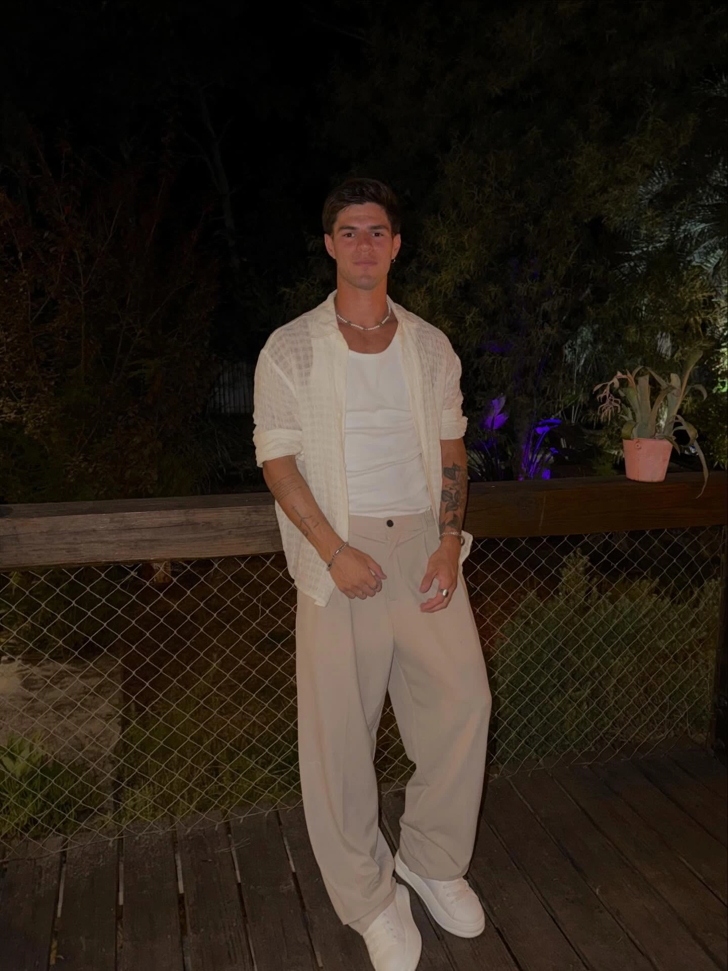 Marco Pellegrino con un conjunto claro durante un viaje